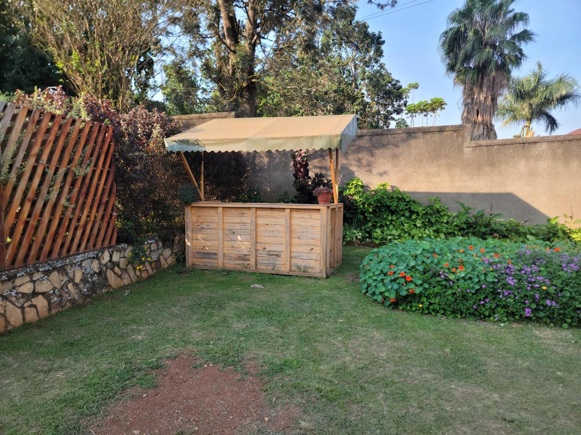 Bed and Breakfast Grassroots Cafe & Deli à Masaka Extérieur photo