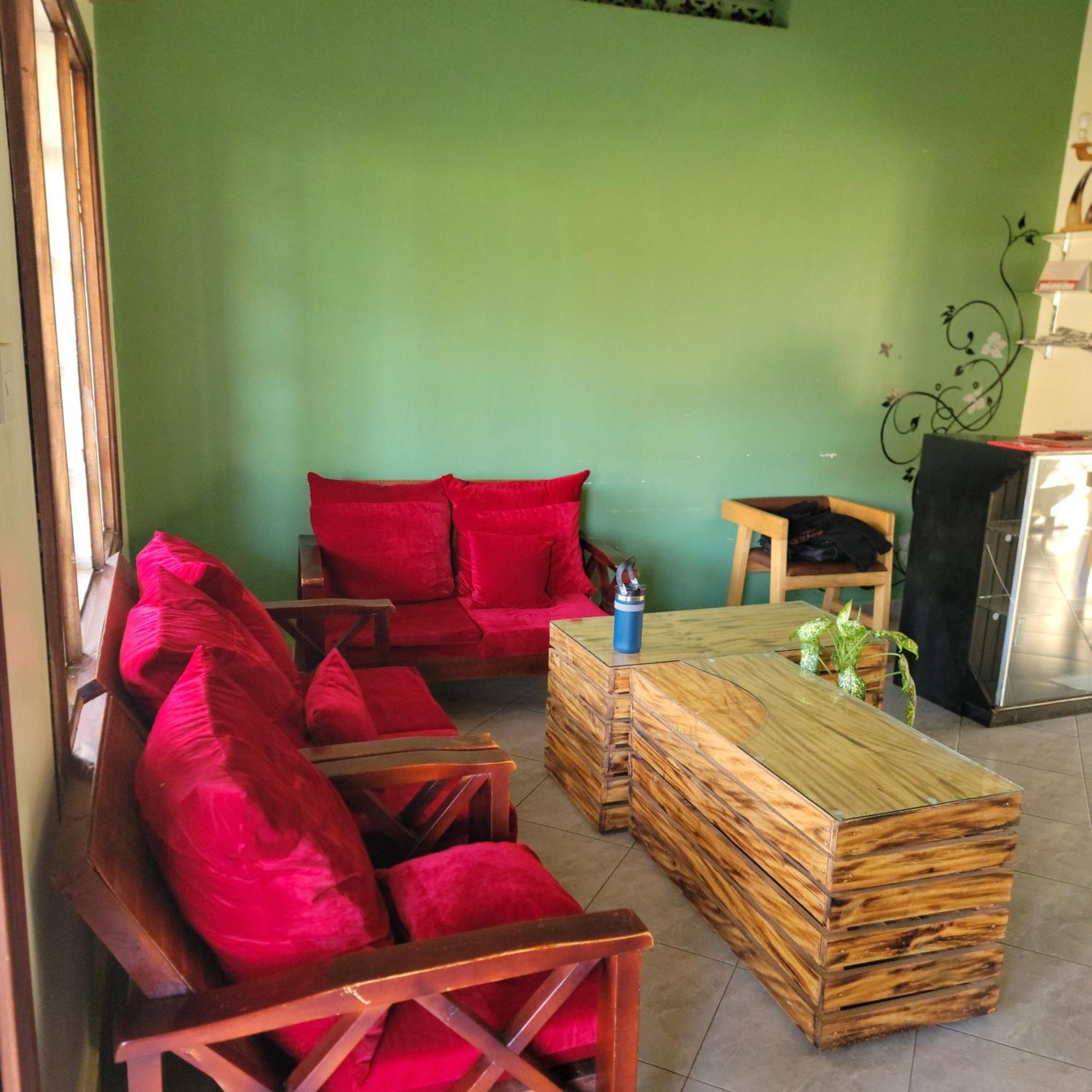 Bed and Breakfast Grassroots Cafe & Deli à Masaka Extérieur photo
