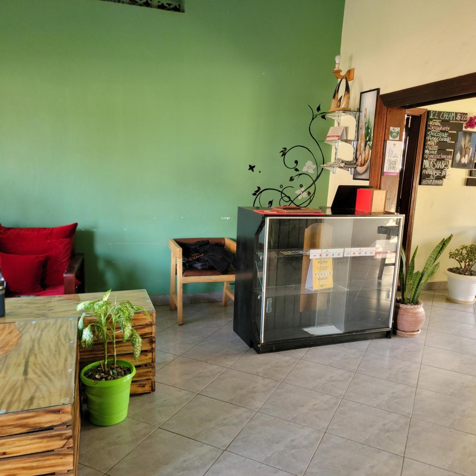 Bed and Breakfast Grassroots Cafe & Deli à Masaka Extérieur photo